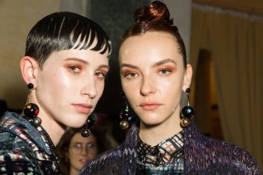Milan, İtalya - 22 Şubat 2020 'de Milano Kadın Moda Haftası' nda Cividini gösterisinden hemen önce sahne arkasında muhteşem modeller poz verdi.