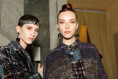 Milan, İtalya - 22 Şubat 2020 'de Milano Kadın Moda Haftası' nda Cividini gösterisinden hemen önce sahne arkasında muhteşem modeller poz verdi.