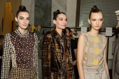 Milan, İtalya - 22 Şubat 2020 'de Milano Kadın Moda Haftası' nda Cividini gösterisinden hemen önce sahne arkasında muhteşem modeller poz verdi.