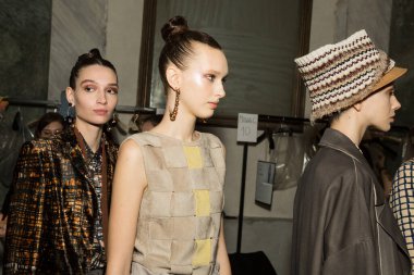 Milan, İtalya - 22 Şubat 2020 'de Milano Kadın Moda Haftası' nda Cividini gösterisinden hemen önce sahne arkasında muhteşem modeller poz verdi.