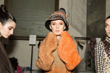 Milan, İtalya - 22 Şubat 2020 'de Milano Kadın Moda Haftası' nda Cividini gösterisinden hemen önce sahne arkasında muhteşem modeller poz verdi.