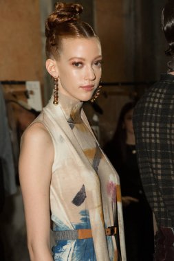 Milan, İtalya - 22 Şubat 2020 'de Milano Kadın Moda Haftası' nda Cividini gösterisinden hemen önce sahne arkasında muhteşem modeller poz verdi.
