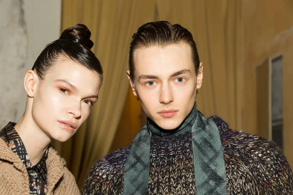 Milan, İtalya - 22 Şubat 2020 'de Milano Kadın Moda Haftası' nda Cividini gösterisinden hemen önce sahne arkasında muhteşem modeller poz verdi.