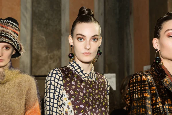 Milan, İtalya - 22 Şubat 2020 'de Milano Kadın Moda Haftası' nda Cividini gösterisinden hemen önce sahne arkasında muhteşem modeller poz verdi.