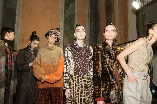 Milan, İtalya - 22 Şubat 2020 'de Milano Kadın Moda Haftası' nda Cividini gösterisinden hemen önce sahne arkasında muhteşem modeller poz verdi.