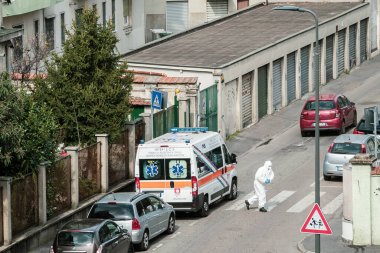 Milan, İtalya - 13 Mart - Sağlık personeli şüpheli bir koronavirüs vakası için 13 Mart 2020 tarihinde Milano 'da bir binaya girerken görüldü.