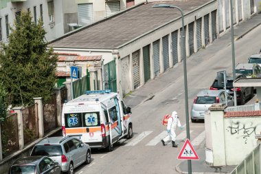 Milan, İtalya - 13 Mart - Sağlık personeli şüpheli bir koronavirüs vakası için 13 Mart 2020 tarihinde Milano 'da bir binaya girerken görüldü.