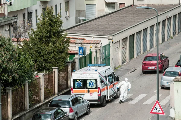 Milan Talya Mart Sağlık Personeli Şüpheli Bir Koronavirüs Vakası Için — Stok fotoğraf