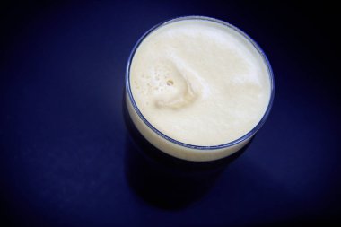 Siyah arka planda siyah bira