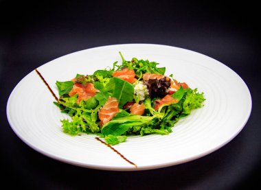 Siyah arka planda somon salatası