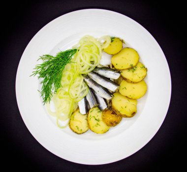 Siyah arka planda fırında patates..