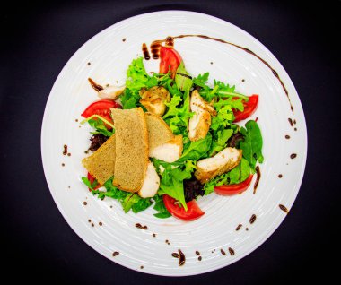 siyah arka plan üzerine Sezar salatası