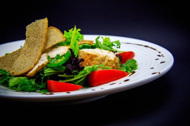 siyah arka plan üzerine Sezar salatası