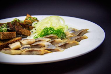 Siyah zemin üzerinde ringa balığı olan kızarmış ekmekler.