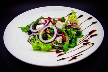 siyah arka plan üzerine Yunan salatası