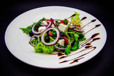 siyah arka plan üzerine Yunan salatası