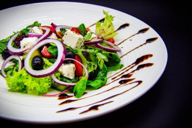 siyah arka plan üzerine Yunan salatası