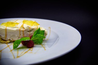 Siyah arkaplanda limonlu peynirli kek