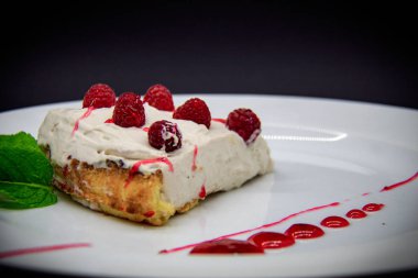 Siyah arkaplanda ahududu peynirli kek