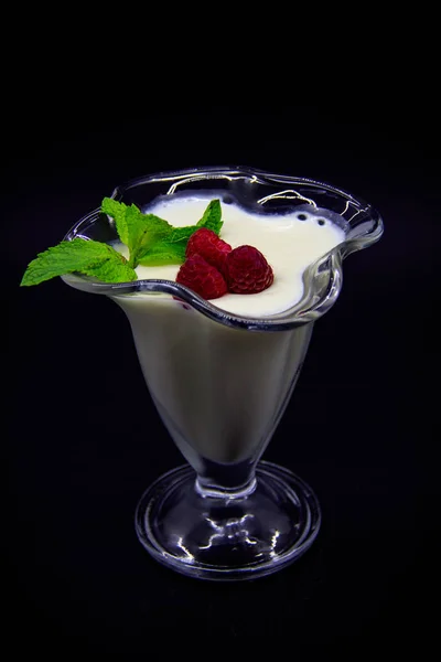 Panacotta Fundo Preto — Fotografia de Stock