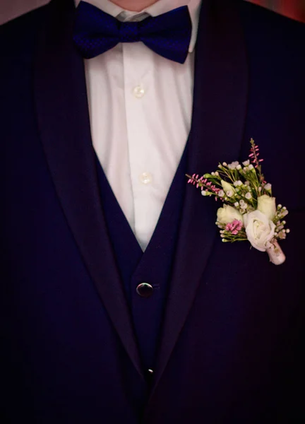 Bride, groom and wedding bouquet — Stock Photo, Image