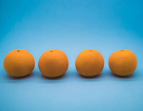 Tangerinas Sobre Fundo Azul — Fotografia de Stock