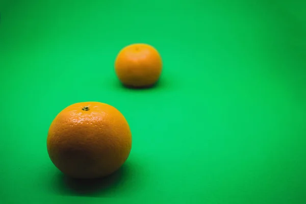 Tangerinas Sobre Fundo Verde — Fotografia de Stock