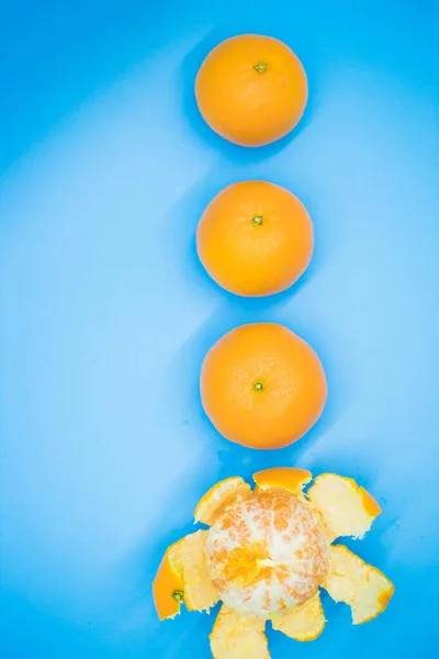 Tangerinas Sobre Fundo Azul — Fotografia de Stock