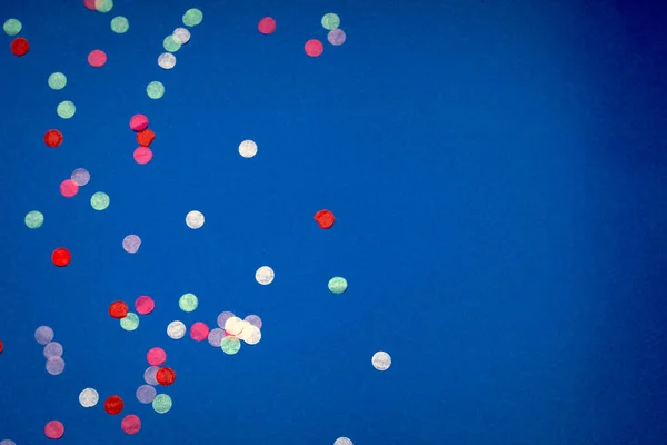 Buntes Konfetti Auf Blauem Hintergrund — Stockfoto