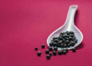 Pembe arka planda kara biber