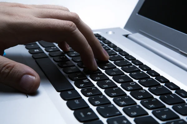 De man werkt aan een computer. — Stockfoto