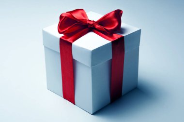 Kırmızı kurdeleli beyaz hediye kutusu