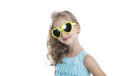 sarı güneş gözlüğü, küçük bir kız portresi