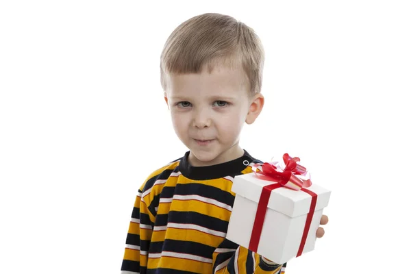 Bir hediye kutusu ile küçük bir çocuk portresi — Stok fotoğraf