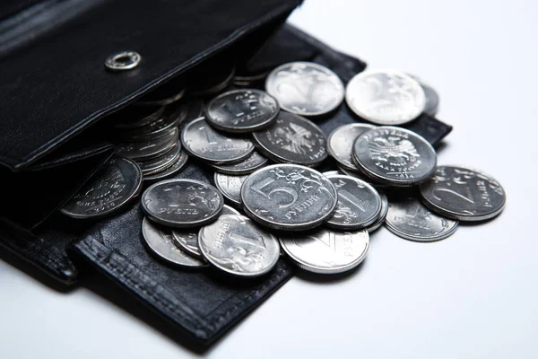 Bolso de bolsillo con monedas de rublo en una superficie blanca — Foto de Stock