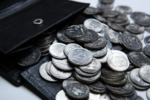Bolsa de bolso com um monte de moedas russas — Fotografia de Stock