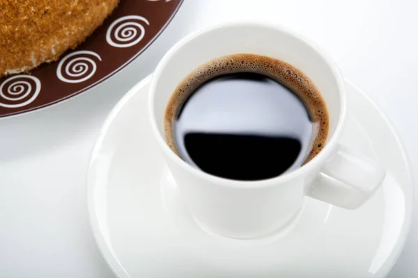 一杯のコーヒーとケーキの静物 — ストック写真