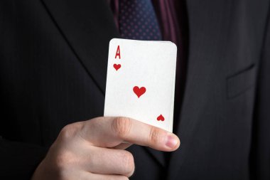 kartların bir güverte ve kupa asını tutan adam