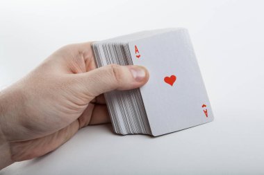 Kupa ası ve bir deste kart tutan eller