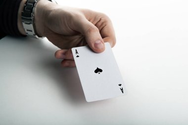 Maça ası tutan eller