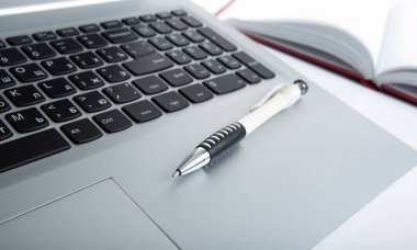 modern dizüstü bilgisayarda bir tablo ve kalem yakın çekim