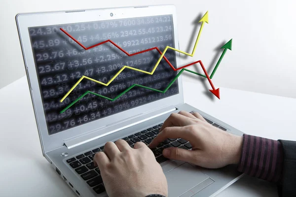 Homem de negócios que trabalha em um cálculo de previsão de análise de laptop — Fotografia de Stock