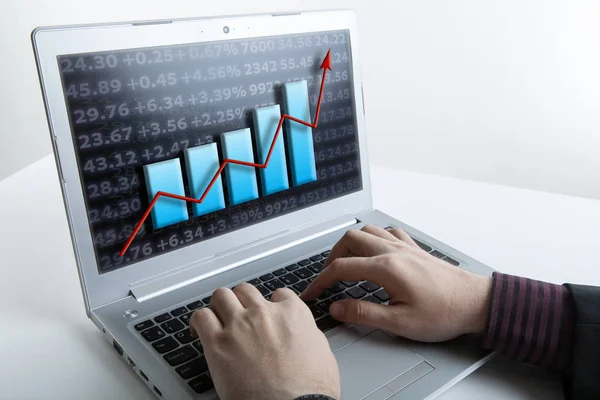 Işadamı calculatio tahmini bir dizüstü analitik, çalışma — Stok fotoğraf