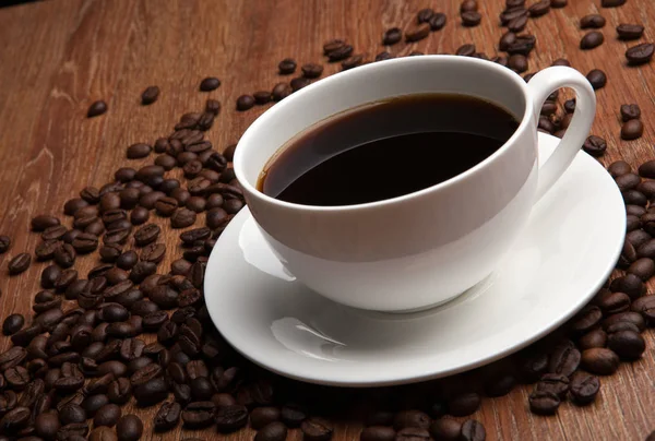 一杯のコーヒーとコーヒー敷居生活 — ストック写真