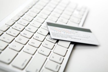 banka kartı laptop klavye üzerinde yatıyor
