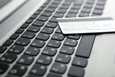 banka kartı laptop klavye üzerinde yatıyor