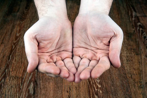 Manos masculinas sobre un fondo de madera —  Fotos de Stock