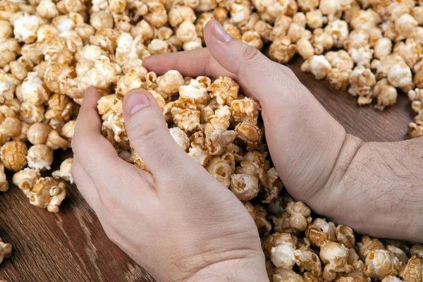 Menschen bekommen ein Bündel Popcorn — Stockfoto