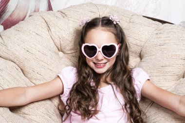 pembe güneş gözlüğü, küçük bir kız portresi