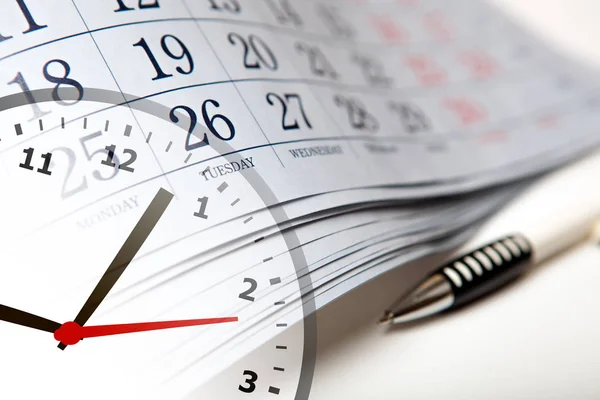 Kalendarz ścienny z liczbą dni i zegar — Zdjęcie stockowe